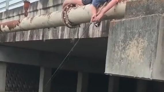 Une jeune pêcheur tombe à l'eau